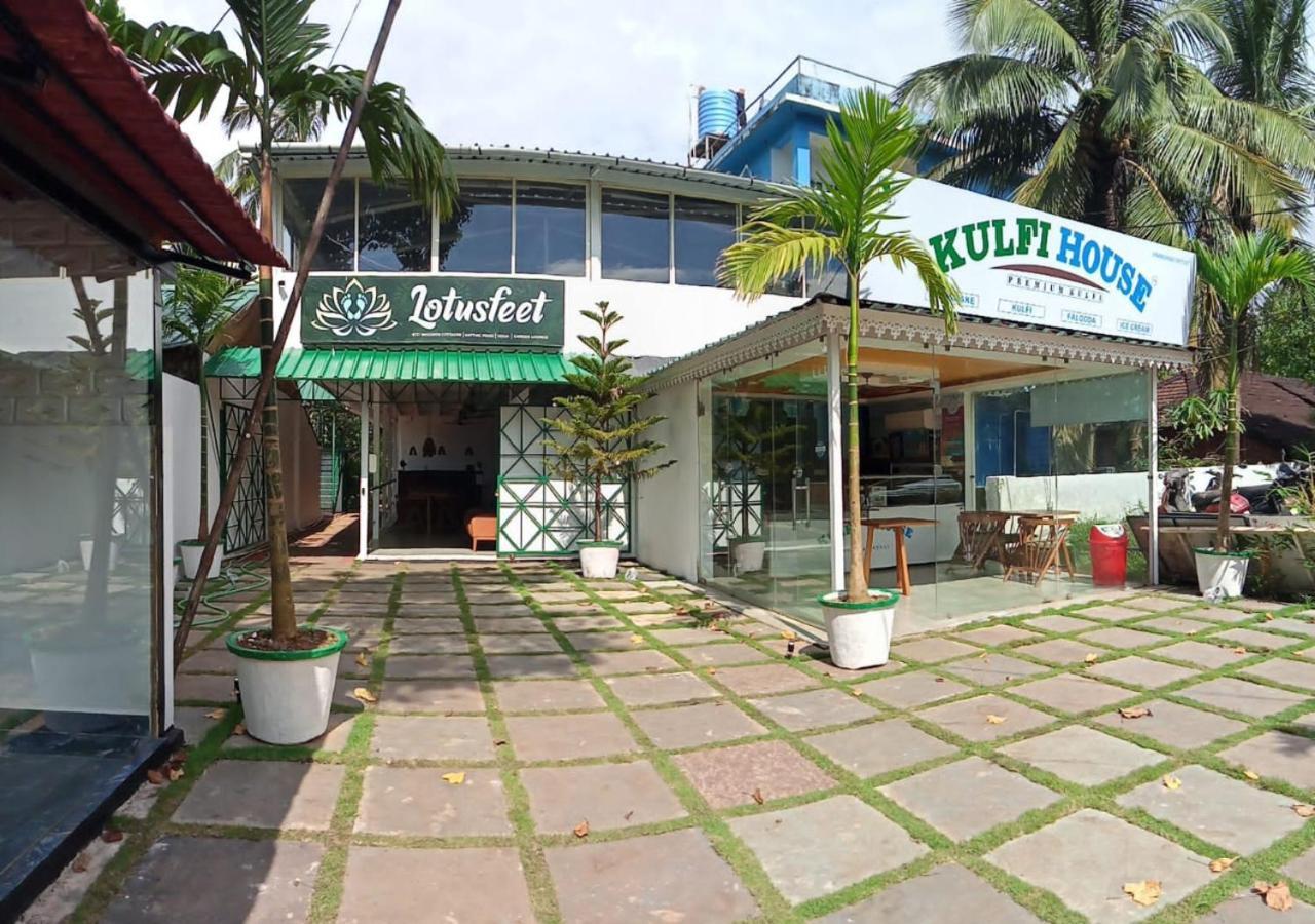 Lotus Feet Beach Resort Morjim Exterior photo