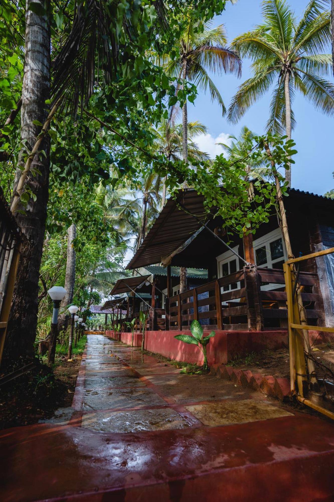 Lotus Feet Beach Resort Morjim Exterior photo